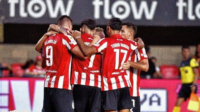 Estudiantes le ganó a Racing en La Plata con sólida tarea colectiva.