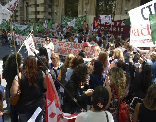 Los docentes debaten si aceptan o no la propuesta de un aumento del 19 por ciento en marzo y un 12 en julio. (Foto: F: Guillén)