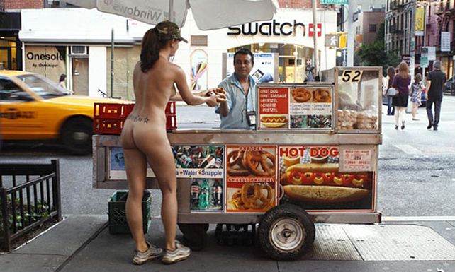Una fot&oacute;grafa francesa sale de paseo desnuda por Nueva York (Fotogaleria)