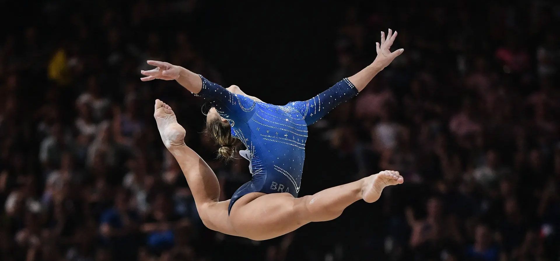 París, Francia. La brasileña Flávia Saraiva compite durante la final de la Nueva Gimnasia Artística Internacional Francesa en la sala de los Juegos Olímpicos de Accor Arena. Fotografía: Abdullah Firas/Abaca/Shutterstock París, Francia. La brasileña Flávia Saraiva compite durante la final de la Nueva Gimnasia Artística Internacional Francesa en la sala de los Juegos Olímpicos de Accor Arena. Fotografía: Abdullah Firas/Abaca/Shutterstock