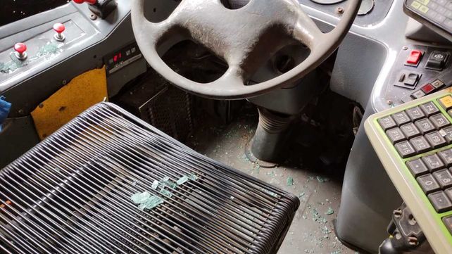 Iba en monopatín eléctrico, discutió con un colectivero y le destrozó el vidrio a trompadas
