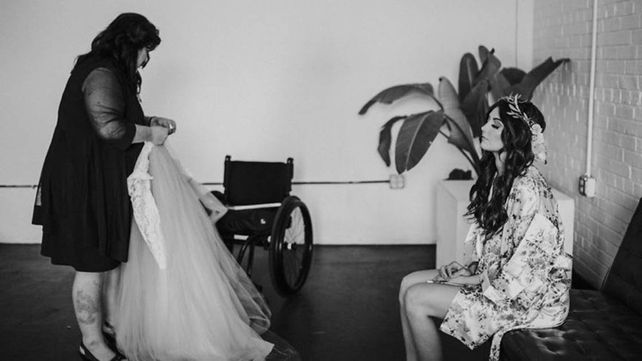 Pasó años usando una silla de ruedas y sorprendió a todos en su boda caminando hacia el altar