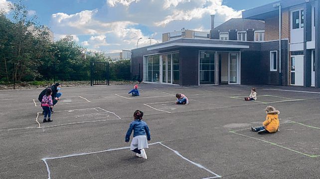 El distanciamiento en un patio escolar de Francia