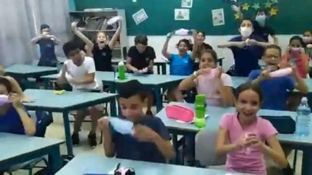 La reacción de niños de una escuela en Israel al enterarse que no usarán más barbijos