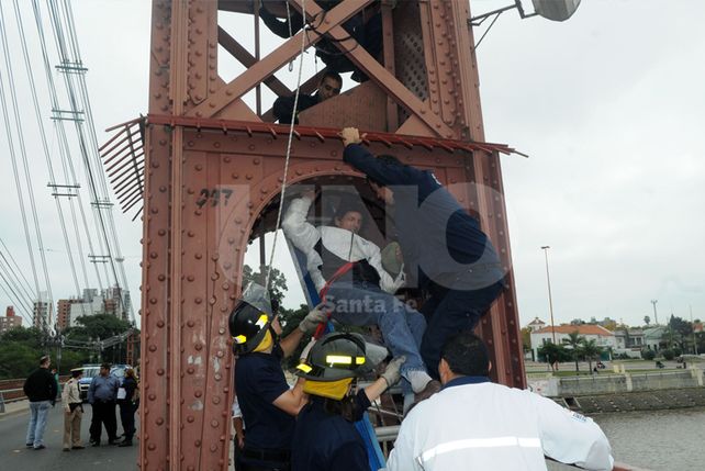 Un hombre amenazó con arrojarse desde el Puente Colgante