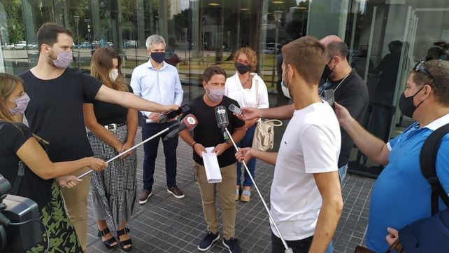 Los diputados opositores brindaron una conferencia de prensa tras presentar la denuncia en el Centro de Justicia Penal.
