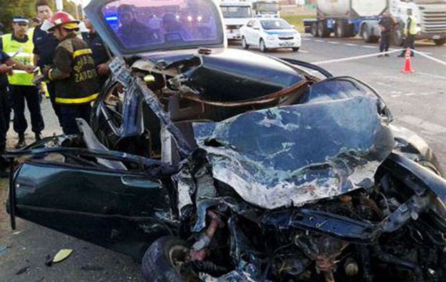 Destrozado. El Chevrolet Corsa donde viajaban el padre y sus dos hijos luego de impactar con un Scania.