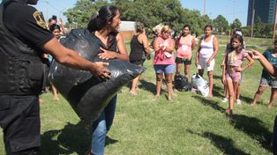 La Policía de Santa Fe entregó donaciones a vecinos afectados por las inundaciones