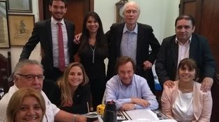 La mayoría, en una foto. Varisco mostró el apoyo de los ocho concejales de Cambiemos.&nbsp;