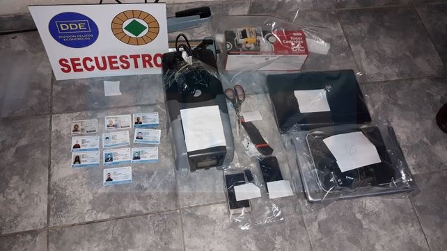Apócrifo. Se descubrió material que había sido adulterado y falsificado.