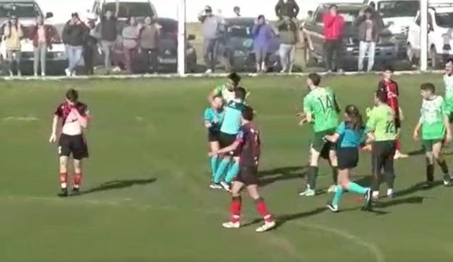 Un jugador golpea de manera cobarde a una jueza tras una sanción que cobró durante el juego.&nbsp;