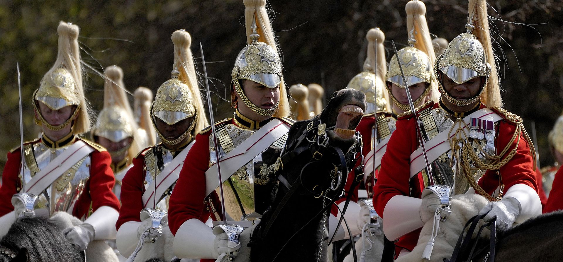 El Regimiento Montado de Caballería Doméstica practica para participar en la ceremonia estatal que rodea las celebraciones del Jubileo de Platino de este año en Hyde Park en Londres, el jueves 31 de marzo de 2022. Alrededor de 170 caballos y personal del Regimiento Montado de Caballería Doméstica abandonaron sus cuarteles de Hyde Park para formar y ser inspeccionado por el oficial general al mando de la división doméstica, mayor general Christopher Ghika.