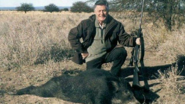 La imagen publicada de Lucho Avilés junto a un animal muerto.
