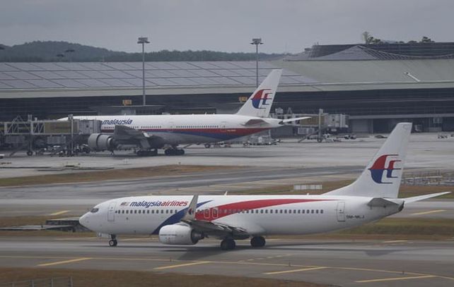 Un avión de Malaysia Airlines similar al desaparecido aterriza en el aeropuerto de Kuala Lumpur.