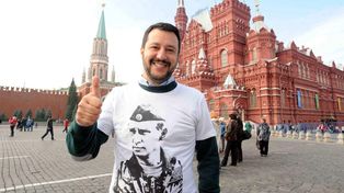 Salvini en la plaza Roja con una remera de Putin en sus años iniciales en la política italiana&nbsp;