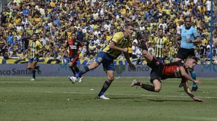Ruben y Luciano van con todo a la pelota. Echavarría mira de cerca. Fue triunfo de Newells 1 a 0 en el clásico.