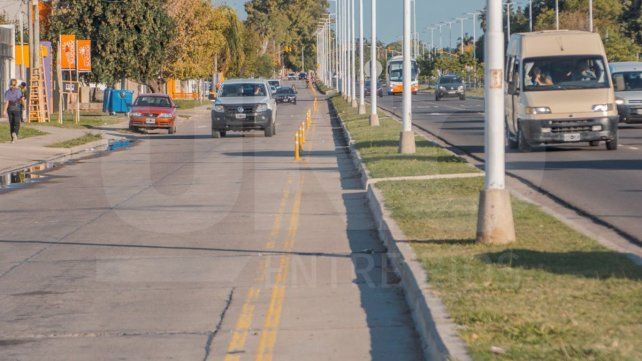 Hay largos tramos de la ciclovía sin los bastones flexibles y con la línea reglamentaria despintada. Además
