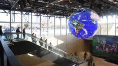 espectacular. En la doble altura hay una esfera led de 3,60 metros de diámetro que reproduce material en HD. espectacular. En la doble altura hay una esfera led de 3,60 metros de diámetro que reproduce material en HD.