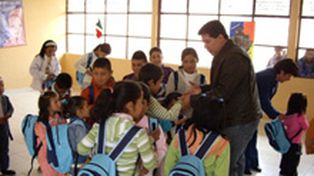 Advierten sobre problemas de salud en alumnos por el mal uso de mochilas