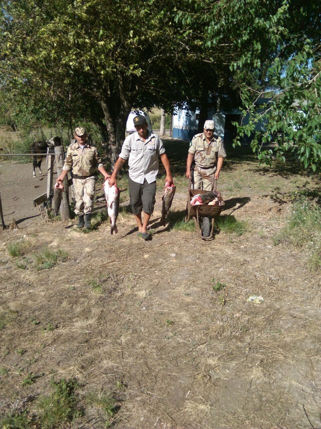 Los uniformados con los pescados. Foto PER.&nbsp;