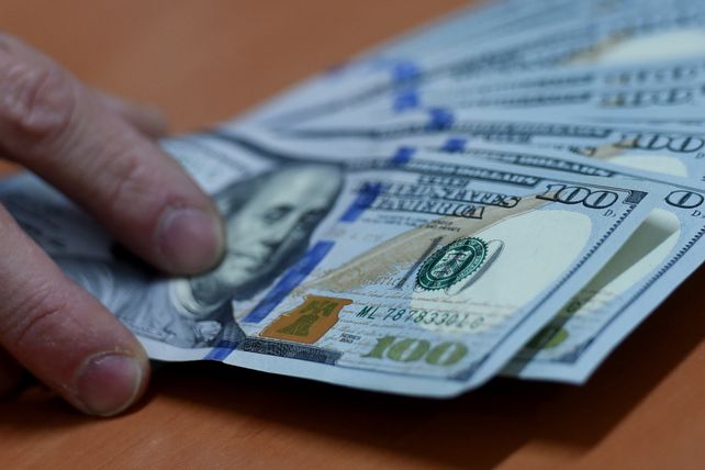 El dólar blue registra un alza en Rosario este jueves, pero no pasa la barrera de los $1.200