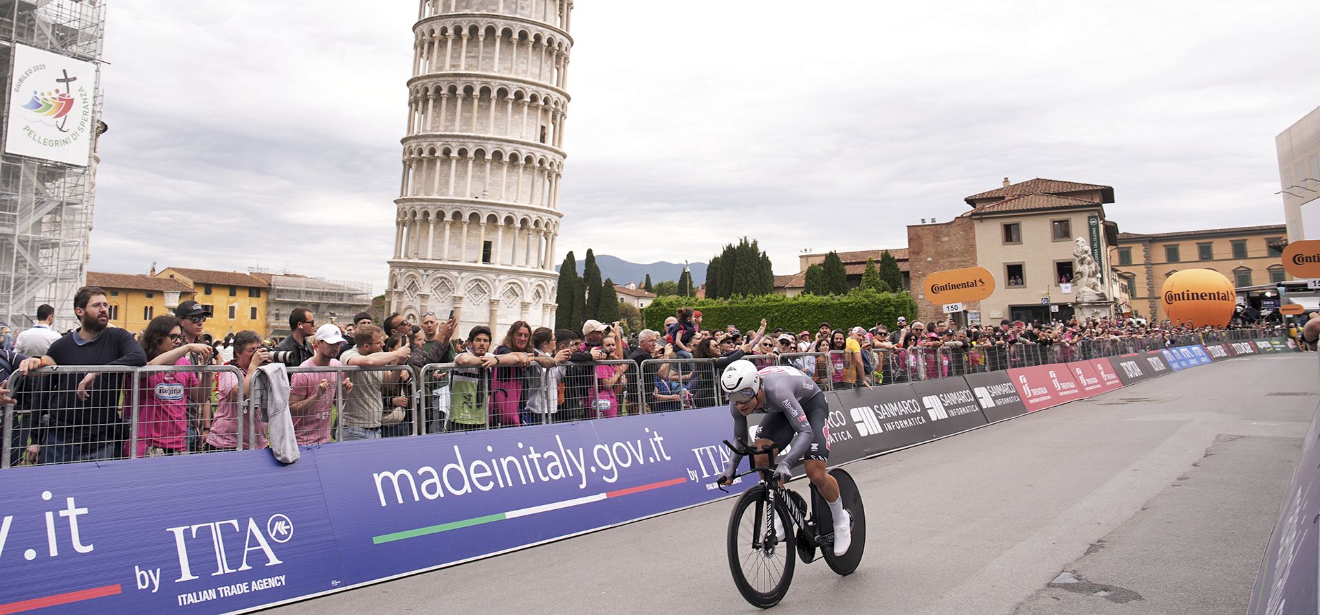 El británico Ethan Hayther pedalea junto a la Torre Inclinada de Pisa durante la décima etapa del Giro de Italia, una contrarreloj individual entre Lucca y Pisa, Italia, el martes 20 de mayo de 2025. (Marco Alpozzi/LaPresse vía AP) El británico Ethan Hayther pedalea junto a la Torre Inclinada de Pisa durante la décima etapa del Giro de Italia, una contrarreloj individual entre Lucca y Pisa, Italia, el martes 20 de mayo de 2025. (Marco Alpozzi/LaPresse vía AP)