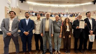 En un recinto colmado, Juan José Sisca recibió el diploma como militante social y gremial empresario distinguido.
