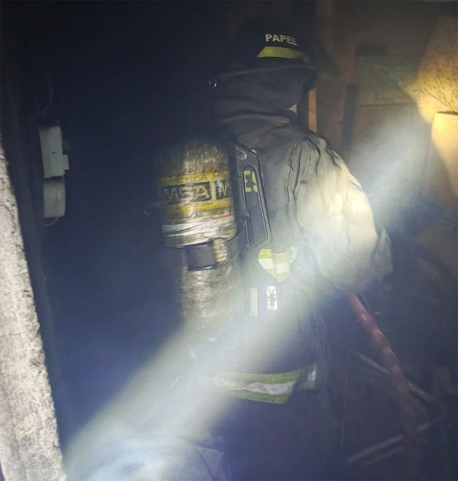 Una madrugada movida para los bomberos: tres incendios en distintas zonas de Rosario