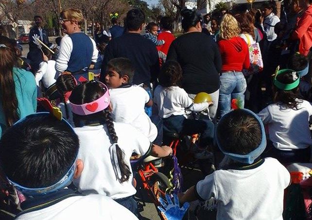 Los chicos de Yapeyú festejaron paseando en bici por el barrio