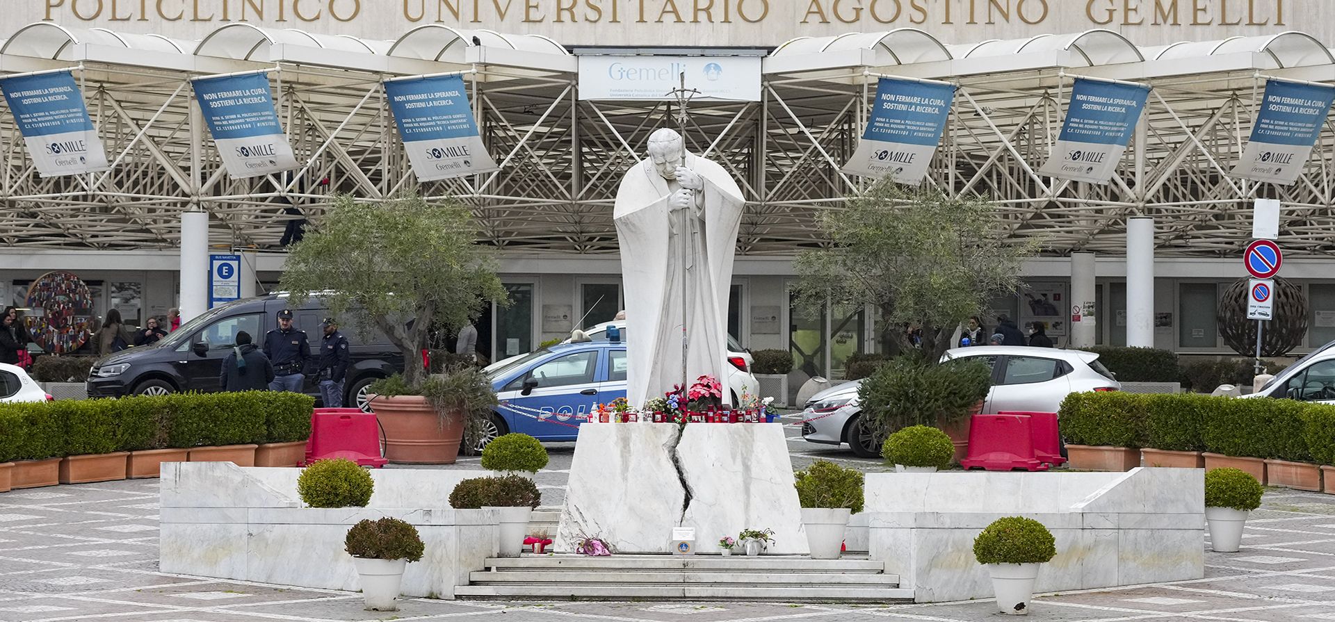 Una estatua del papa Juan Pablo II se ve frente al Policlínico Agostino Gemelli, en Roma, el martes 18 de febrero de 2025, donde el papa Francisco se encuentra hospitalizado para someterse a algunas pruebas de diagnóstico necesarias y continuar su tratamiento contra la bronquitis. (Foto AP/Andrew Medichini) Una estatua del papa Juan Pablo II se ve frente al Policlínico Agostino Gemelli, en Roma, el martes 18 de febrero de 2025, donde el papa Francisco se encuentra hospitalizado para someterse a algunas pruebas de diagnóstico necesarias y continuar su tratamiento contra la bronquitis. (Foto AP/Andrew Medichini)