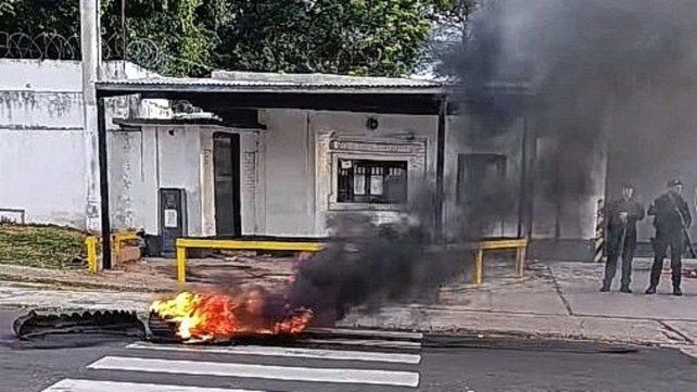 Los familiares del preso asesinado prendieron cubiertas frente a la Unidad Penal de Paraná.