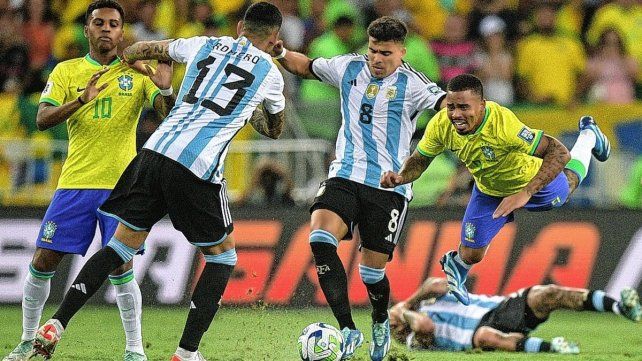 En el primer tiempo hubo muchos golpes y poco fútbol.