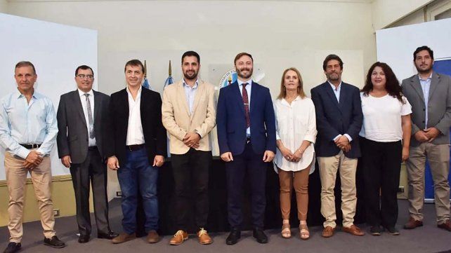 Enrique Cresto (PJ) y Francisco Azcué (JxER) realizaron la firma de actas del traspaso de la Intendencia. El martes será el acto de asunción.