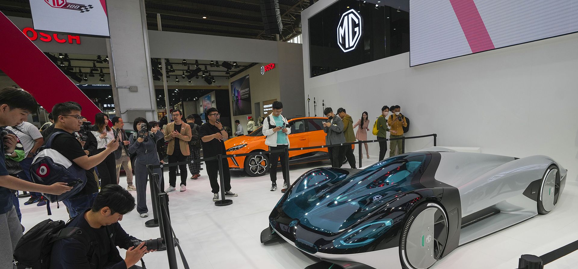 Asistentes a la exposición toman fotografías de un concept car MG durante la inauguración del Salón del Automóvil de China en Beijing, China, el jueves 25 de abril de 2024. (Foto AP/Tatan Syuflana)