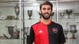 Flamante. El mediocampista posa con su nueva camiseta en las oficinas del club del Parque .