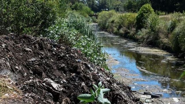 Uno de los seis basurales improvisados a la vera del arroyo Ludueña. La provincia halló efluentes cloacales.
