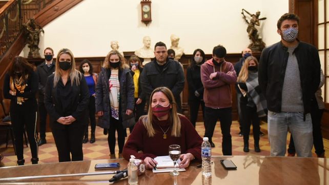 Caren Tepp junto al resto de los concejales esta ma&ntilde;ana en el Palacio Vasallo.&nbsp;