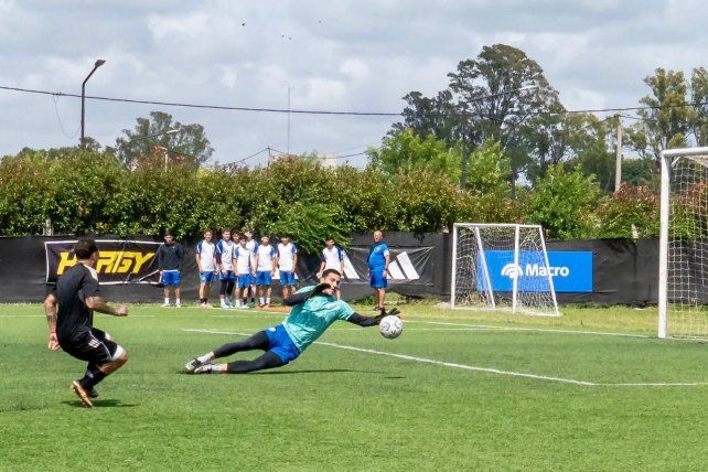 Valentín Lemos define para anotar el 1 a 0 para Leones.