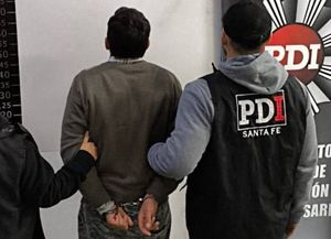 Lo buscaban por un crimen en zona sur, no lo encontraron y terminó entregándose en su casa