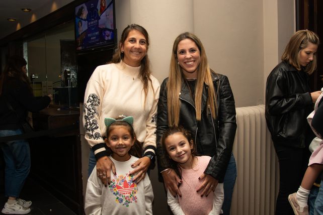 Evelyn Bonavia, Victoria Simón, i Sofía Martín y Delfina Marchisotti