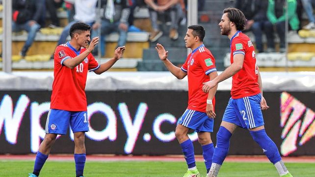 Chile derrotó como visitante a Bolivia por 3-2 y mantiene la ilusión de clasificar al Mundial.