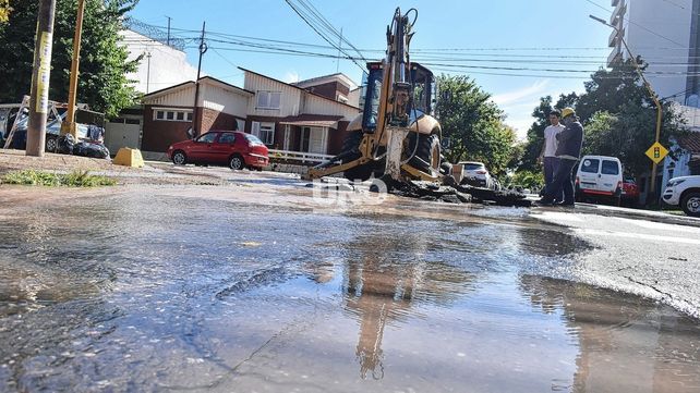 El daño en una cañería convirtió una zona de Candioti en una laguna: ¿qué pasó?