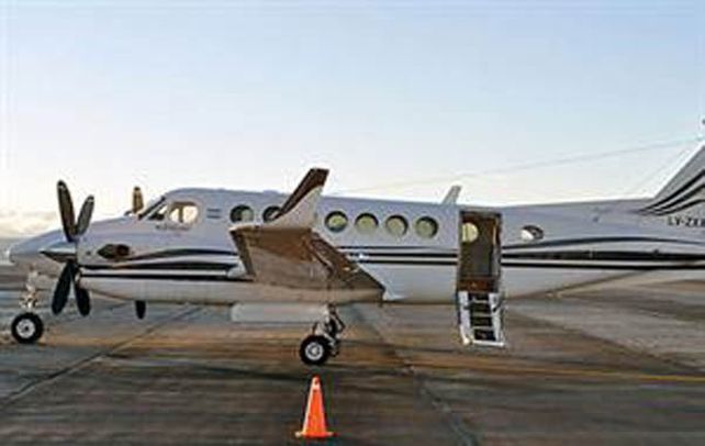 Disparo. El avión King Air Beechcraft B350 de la gobernación de la Santa Cruz tiene un disparo en el fuselaje.
