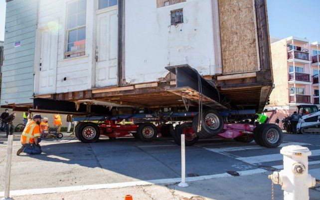 La propiedad fue trasladada a una nueva ubicación a unas seis cuadras de distancia para dejar el terreno para construir condominios.