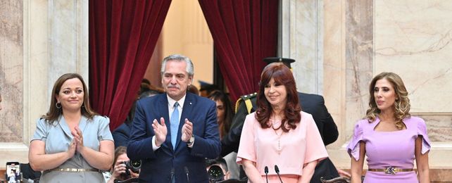 La apertura legislativa presidida por primera vez por tres mujeres. El presidente Fernandez en el centro y a su lado