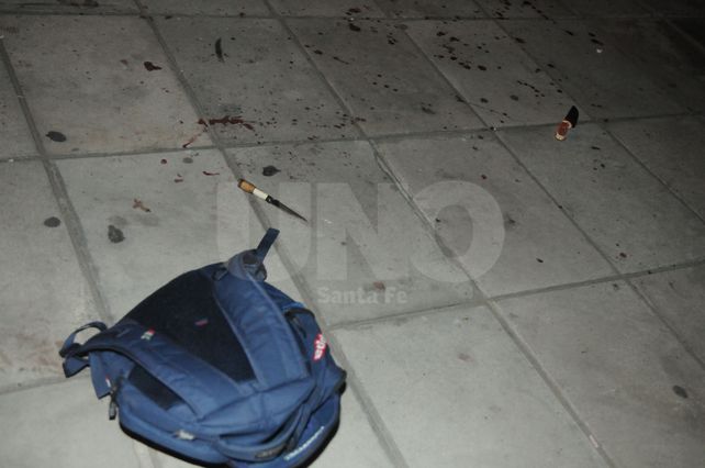 Evidencia. Una de las armas blancas que quedó tirada en la vereda de la escuela.