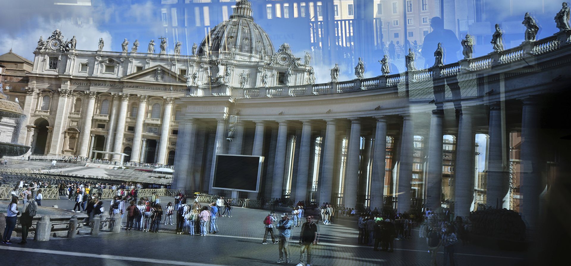 La gente se refleja en la ventana de una oficina de correos en la Plaza de San Pedro en el Vaticano, el martes 11 de marzo de 2025. (Foto AP/Francisco Seco)