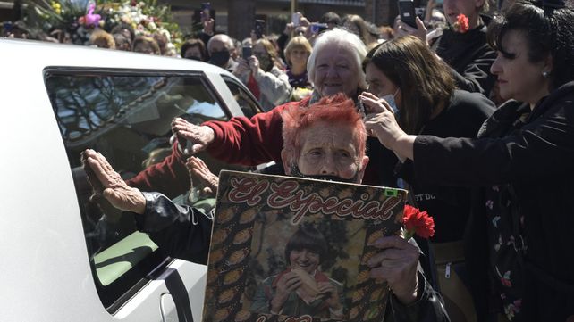 Fans de todas las edades se llegaron hasta el cementerio de la Chacarita para darle el último adiós a su ídolo Carlitos Balá.