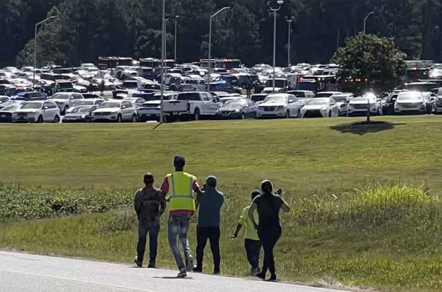 Los alumnos de la escuela secundaria Apalachee en Winderfueron fueron evacuados al campo de fútbol.