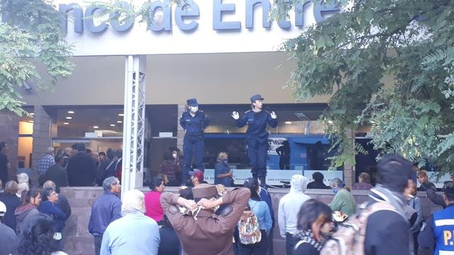 Hay largas colas en los bancos para cobrar jubilaciones y AUH